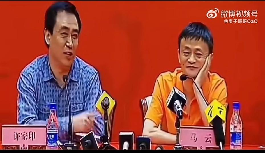 当年广州恒大淘宝队有多么威风，现在就有多落魄。看看当年两人的谈话，谈笑风生间就是