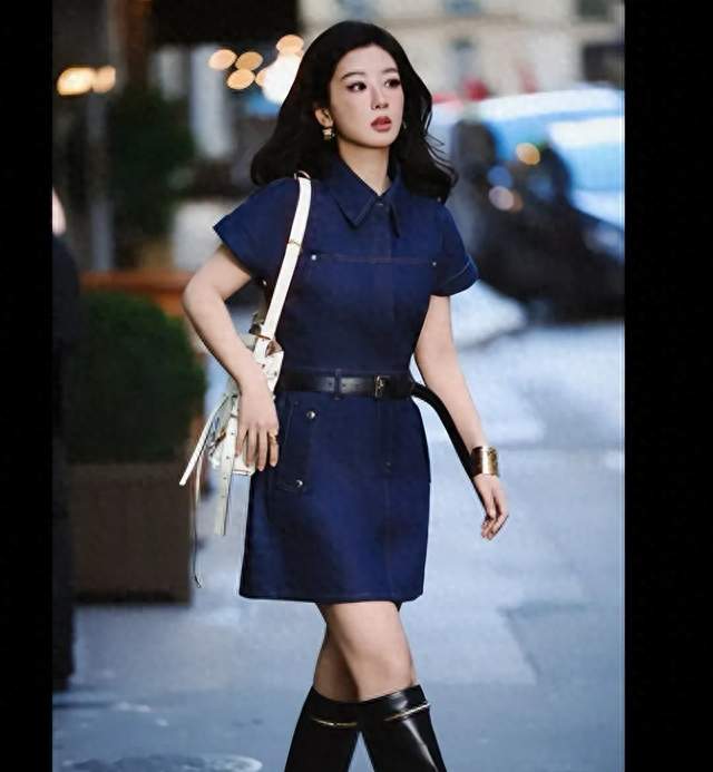 杨紫蓝色牛仔裙+黑靴，这身松弛感真的拿捏住了