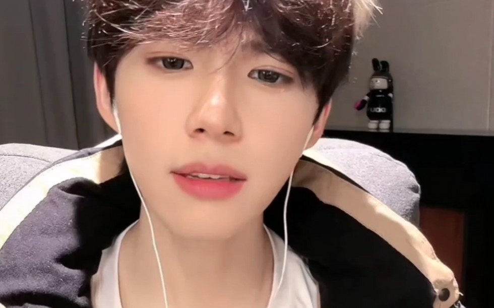 演唱会票价直追一线却陷抄袭争议，主办方还存欠税问题，他直播撇清票价分成却难平众怒