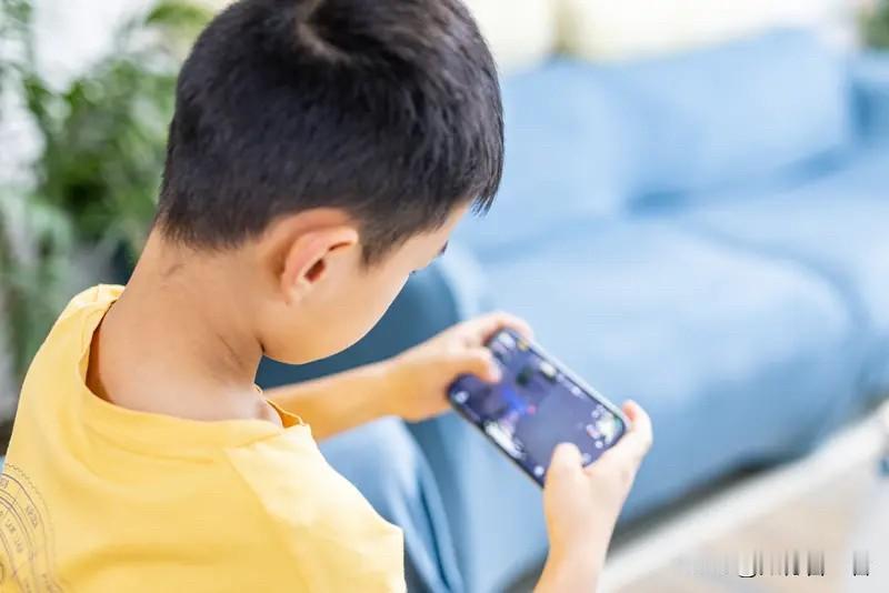 孩子沉迷手机游戏深沉悲叹与反思
更令人心碎的，是那些真切发生在周遭的悲剧。前不久