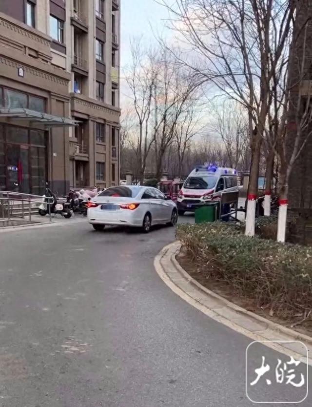 12月6日7时左右，河北廊坊，大厂回族自治县一小区内，一辆白色轿车司机不给救护车