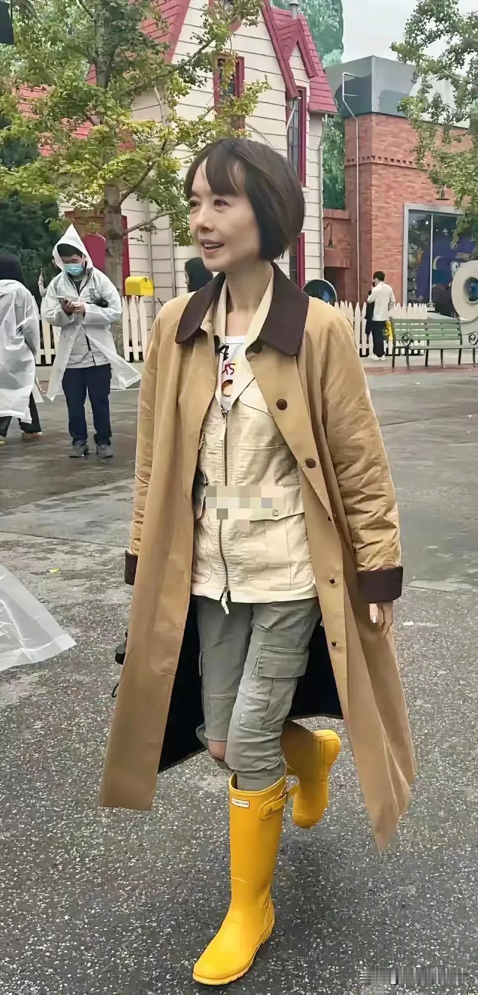 我的天，惊掉下巴，这还是那个知性耀眼的她吗，咋瘦成这样，太瘦有时候也是缺憾，没有