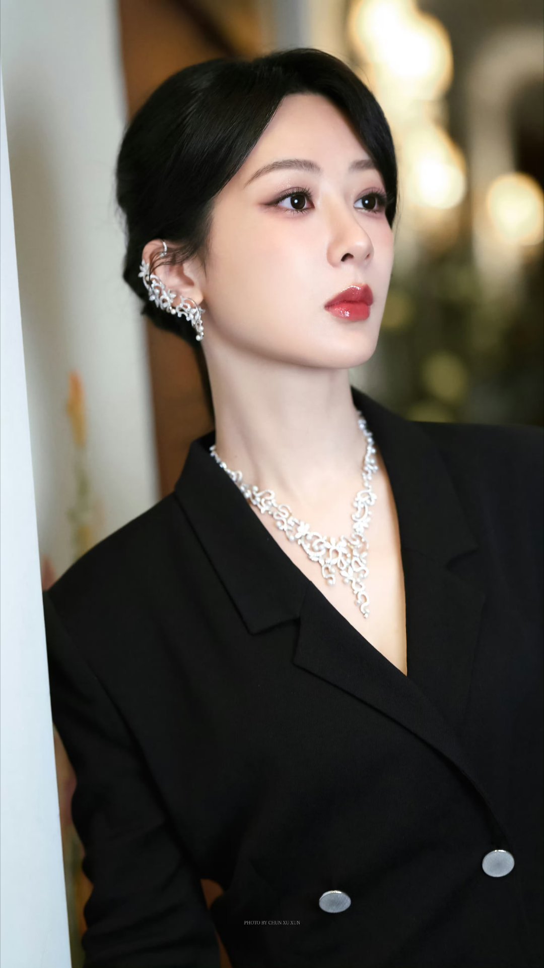 生命树 yz杨紫白菊 yz杨紫生命树篝火漫成焰海，春雾之中融入思念，我坐檐边望着