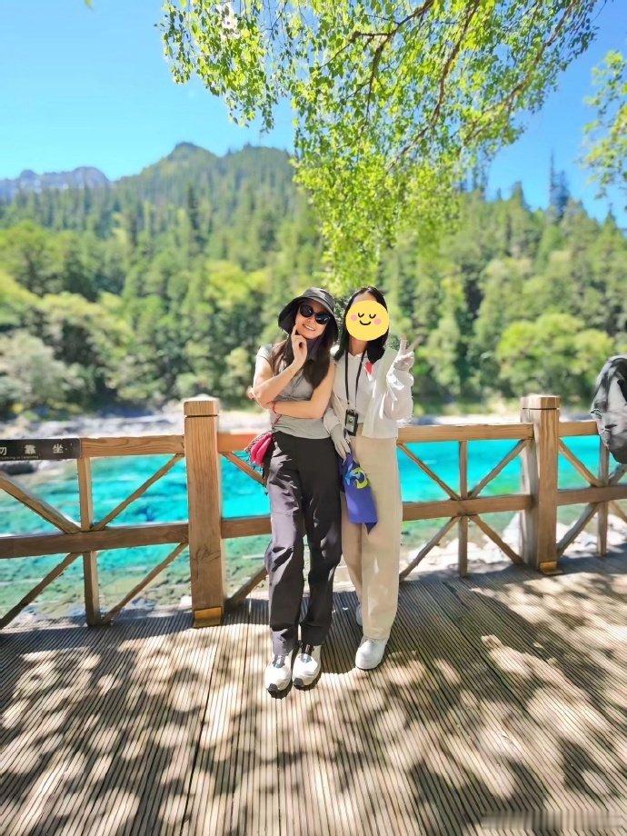 九寨沟偶遇林心如 九寨沟景区偶遇林心如，现场路透流出。身处秀丽山水间，她休闲穿搭