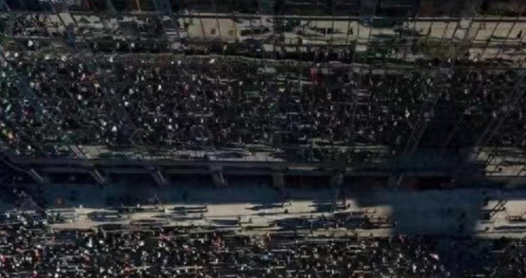 我同事的弟弟在美国当公务员，
他昨天打电话跟他哥说，
美国现在全乱套了，超2亿人