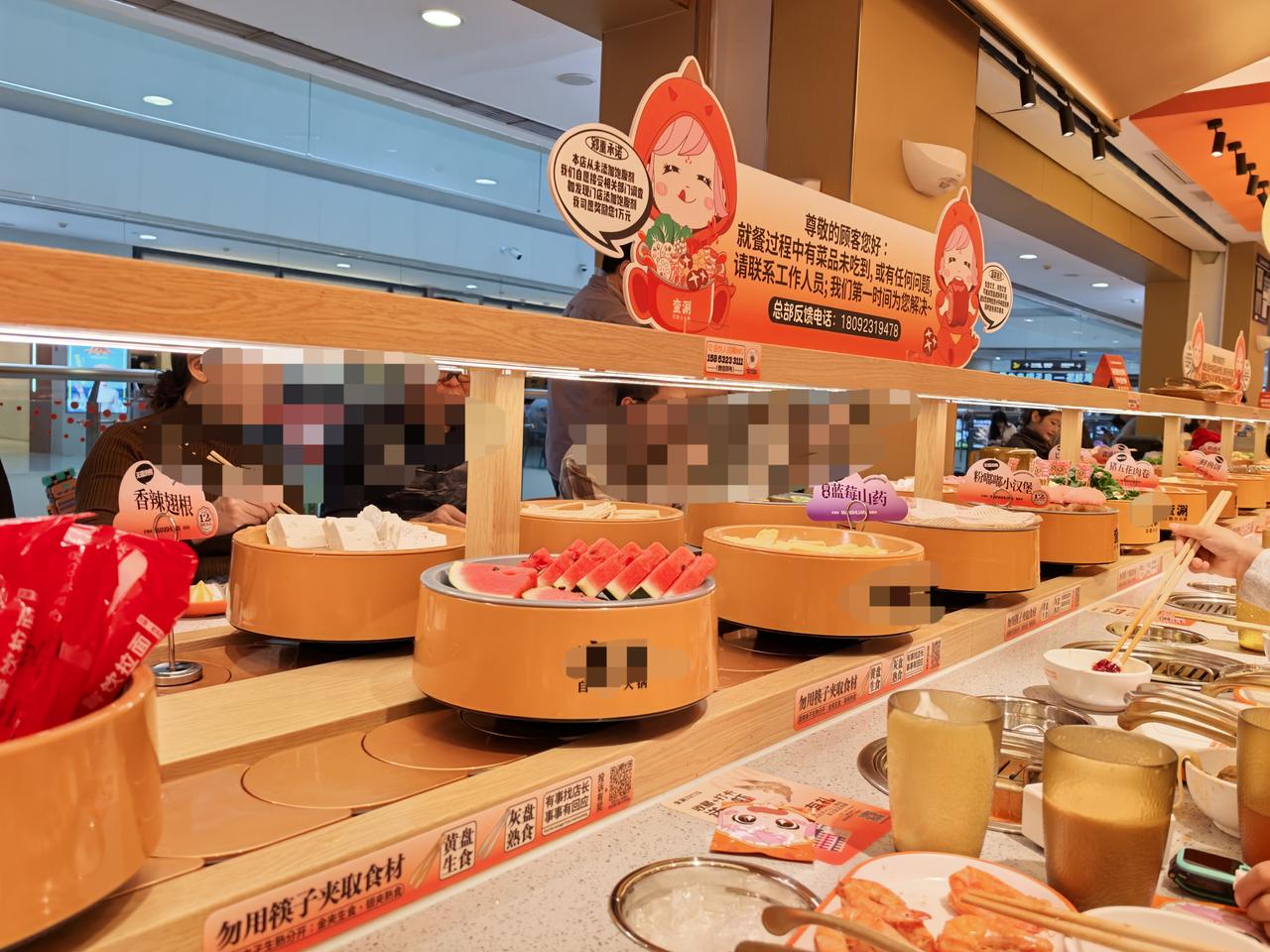 我可太喜欢这种自助小火锅了，一人一锅。
想吃啥自己拿，旋转菜品从眼前转过，懒人太