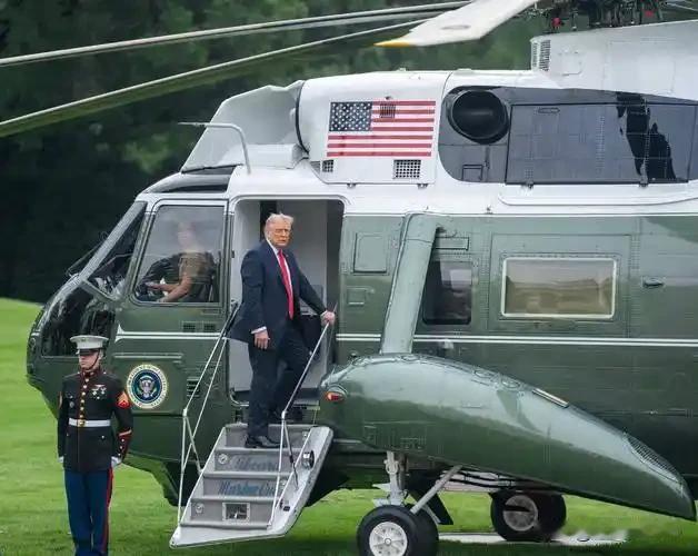 特朗普摆手否认，加勒比海却在集结重兵！美国对委内瑞拉动武，真就差一个命令？老铁们