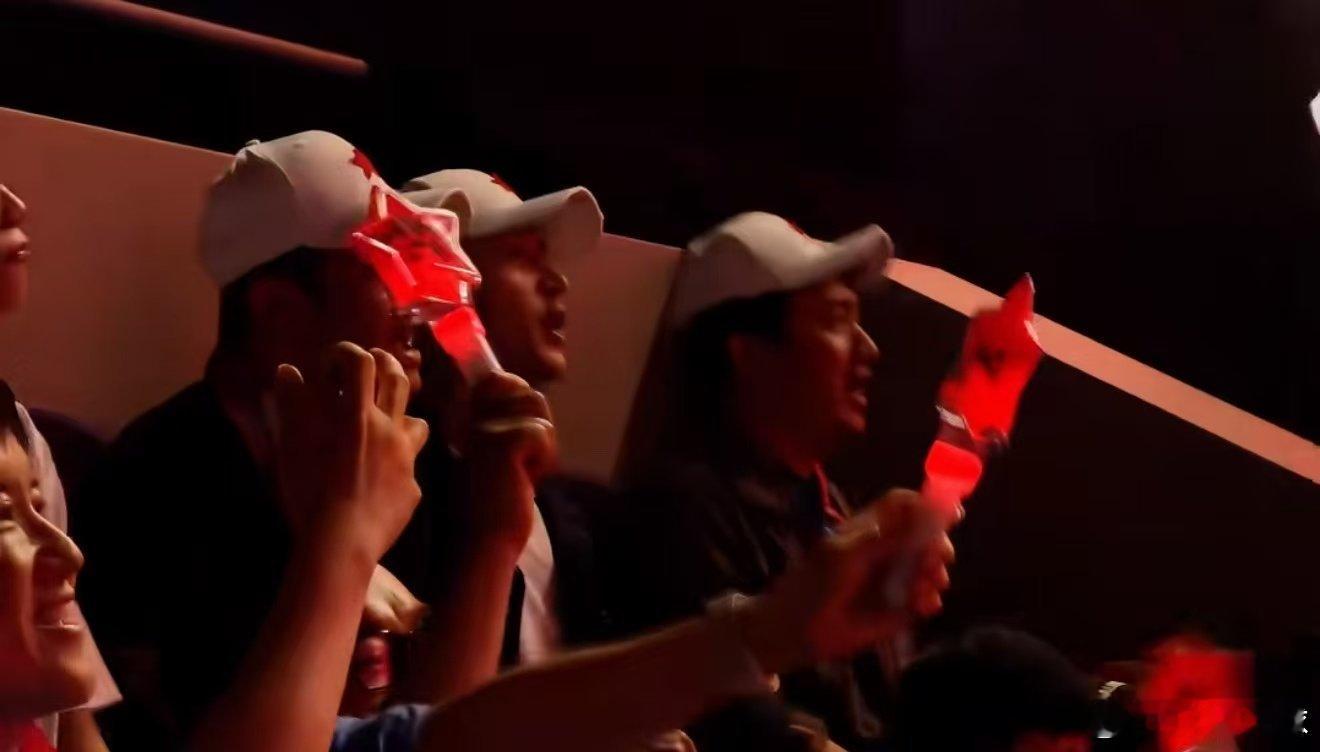 胡歌黄磊杨烁看崔健演唱会胡歌、黄磊、杨烁《人间有味》剧组在崔健演唱会团建！人间有