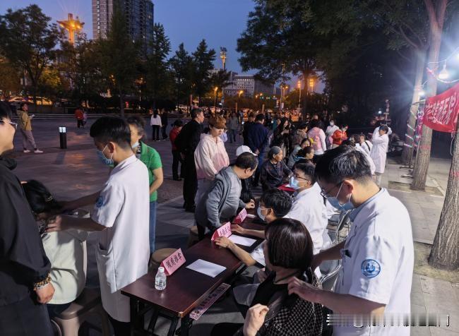 万柏林区国兴社区：晚风送义诊 健康暖人心
 
近日，万柏林区神堂沟街道国兴社区联
