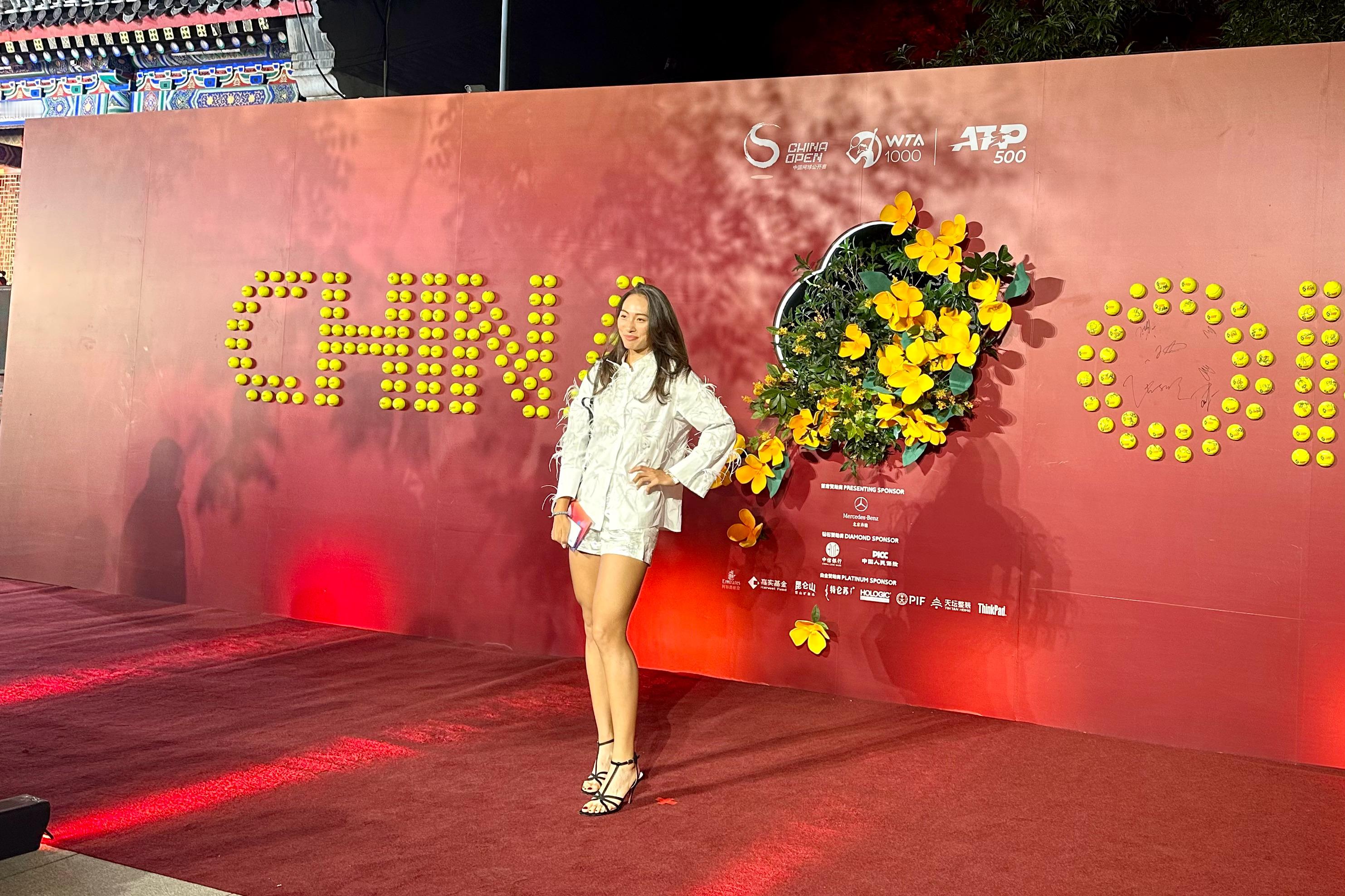 中网球员酒会红毯照Get，Queen Wen赢很大，张之臻帅帅的，辛纳梅总感觉都