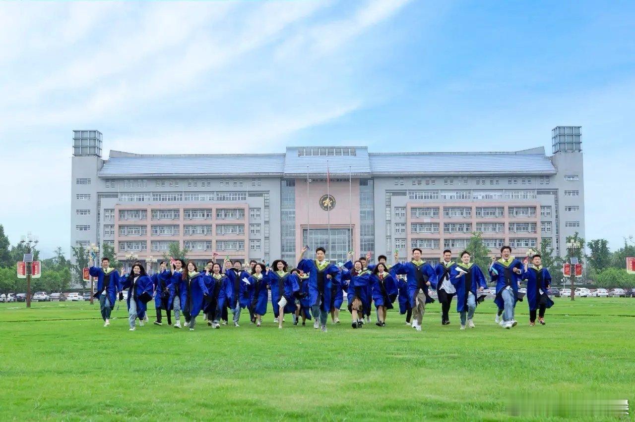 #学生拍毕业照一周收入上千元#快快围观一波，要不要这么厉害呢？对于拍毕业照而言，