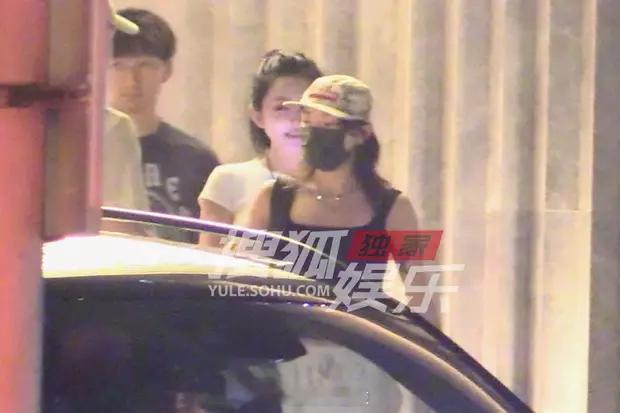 vava毛衍七与朋友火锅店聚餐路透图 ​​​