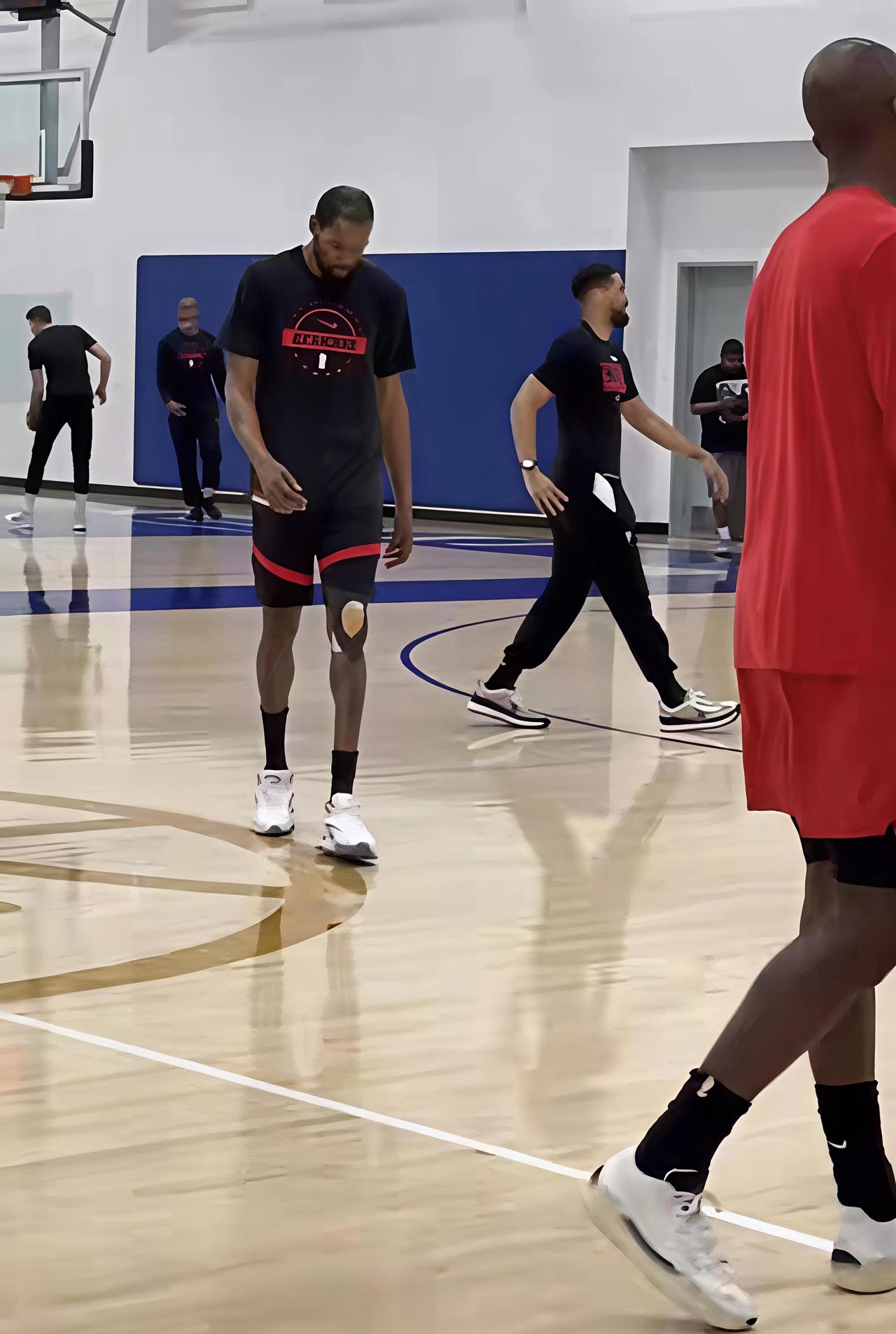 终于确定出战了！今日，根据火箭队记者透露，杜兰特伤情恢复良好，已经开始了正常的队