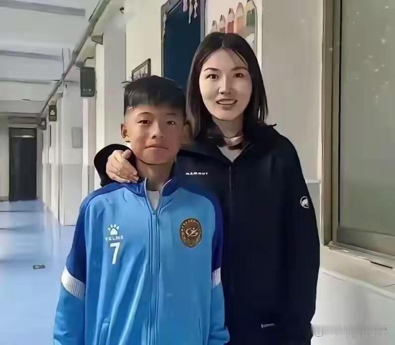 孟新艺回国了，等待他的不是欢迎仪式，也不是球迷的欢呼声，回校那天，老师只把一叠整