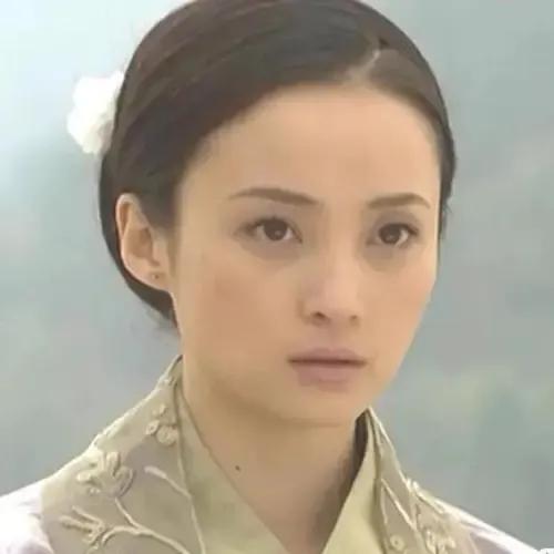 两位原本不相关的灵秀女子，却因为一个男人，从此不得不被牵连，每每都会被人提起。
