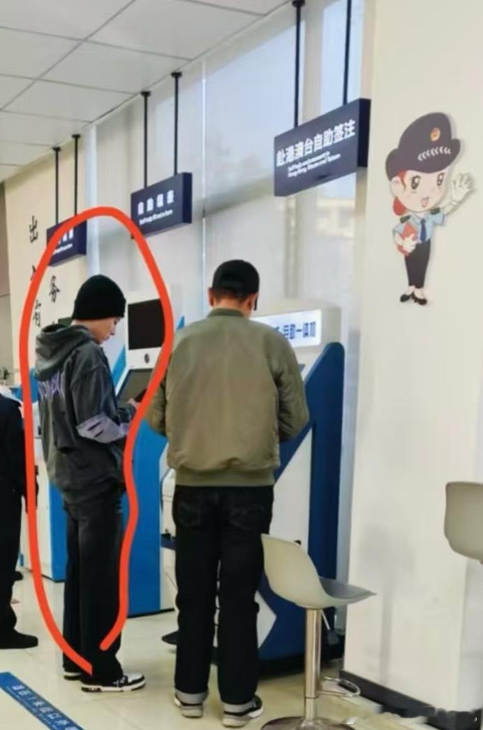 偶遇王鹤棣办港澳通行证 新鲜的棣棣🈶！ 办港澳通行证偶遇王鹤棣 办港澳通行证是