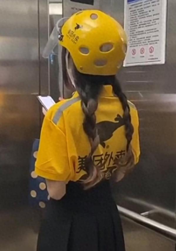 现在女骑士越来越多有一点不好，
之前我都是光着膀子收外卖，
现在都是女骑手给我打