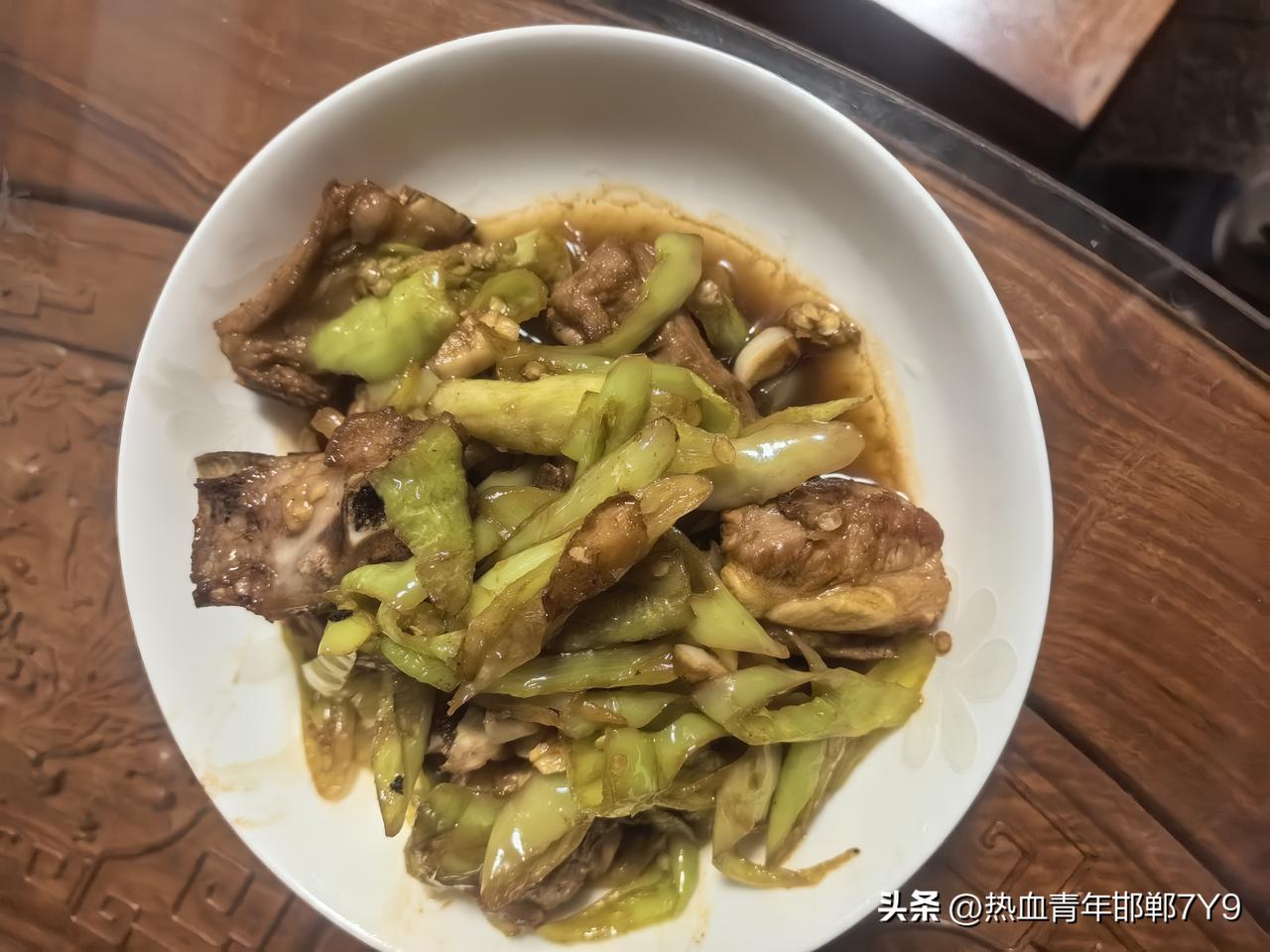 体会白辣椒的美味！
一直听朋友说白辣椒味道不错，今日便买了半斤，同时买了 1 根