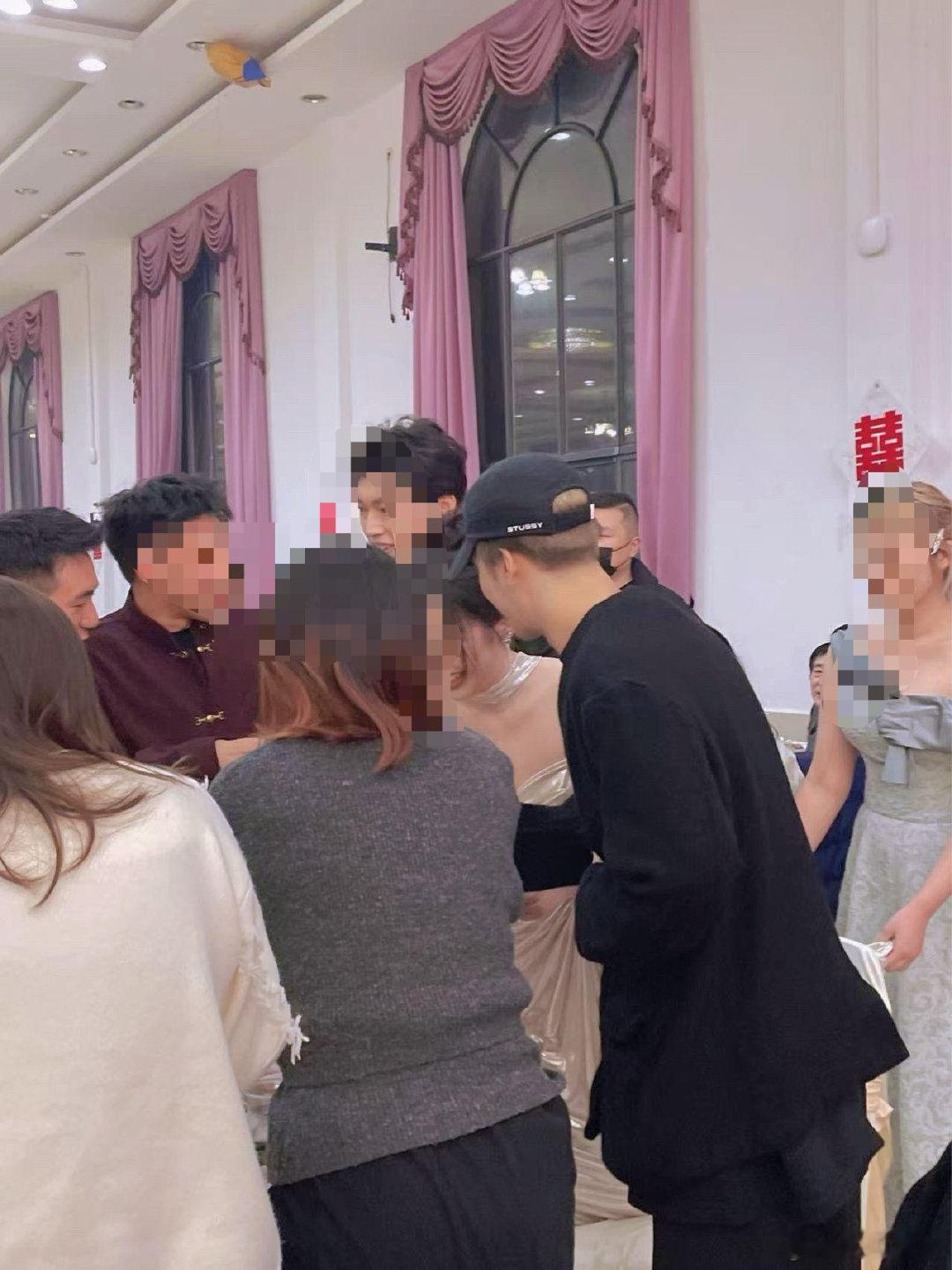 王嘉尔在上海参加婚礼王嘉尔上海参加员工婚礼，现在就能直击王嘉尔这谁受得了啊王嘉尔