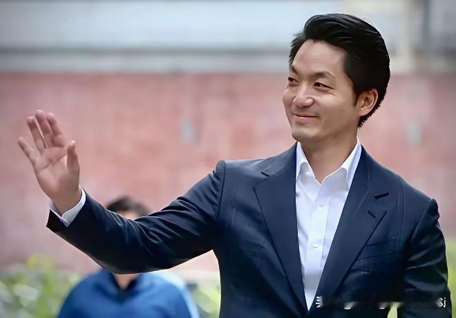 台北市长蒋万安，乘飞机飞往上海参加双城论坛。他说这次来的不容易，在发言中他说，他