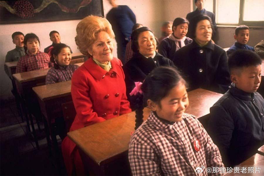 1972年，尼克松夫人在访华期间坐在一所公社学校的课堂里与学生们一起听课 