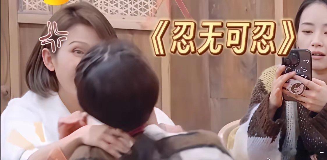 林心如一脸痛苦地说：“我现在眼睛老花了。”情商很高的蔡少芬立马共情她：“我也是，