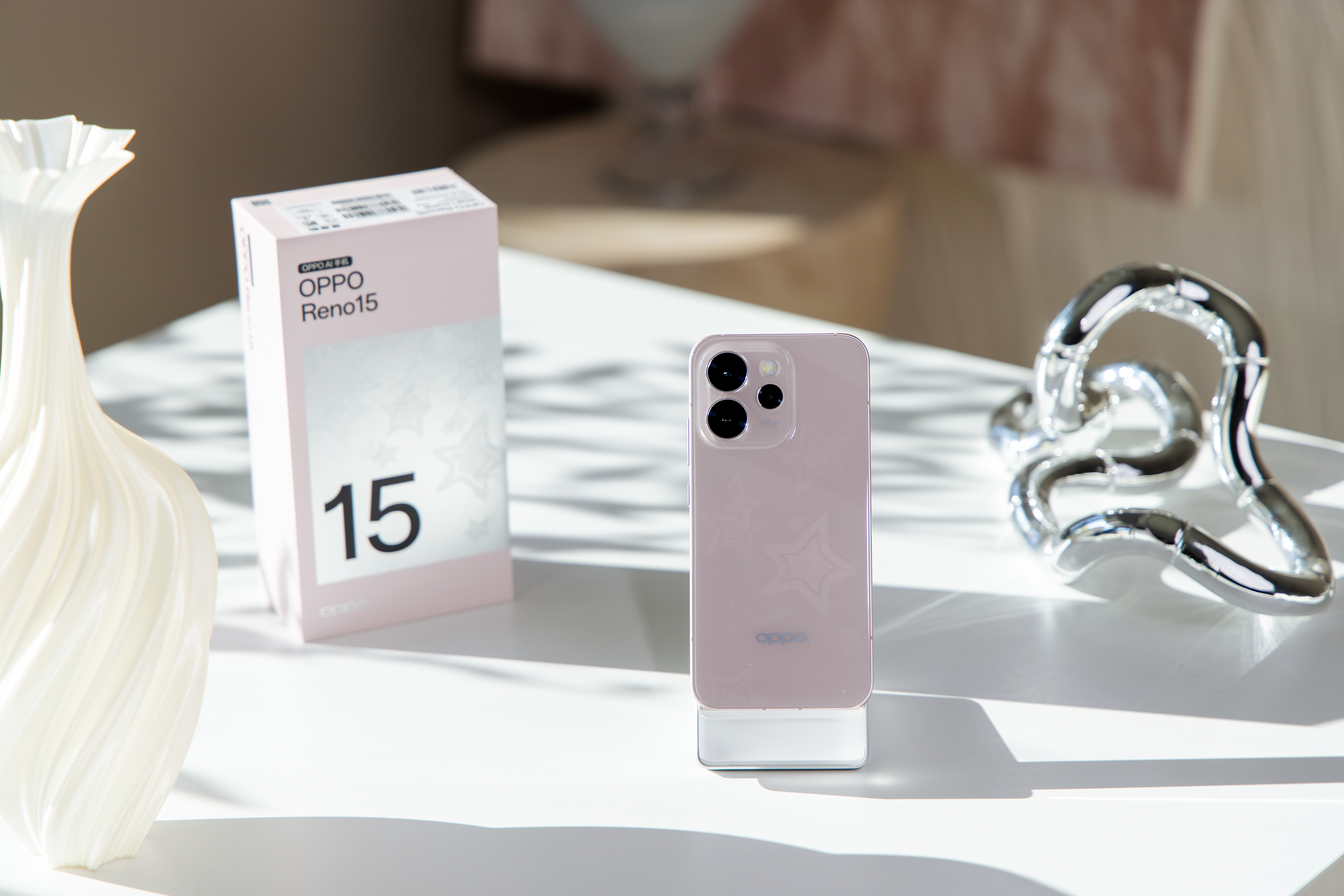 OPPO Reno15 星星粉色图赏，新配色采用行业首发的星闪光栅工艺，手机背部