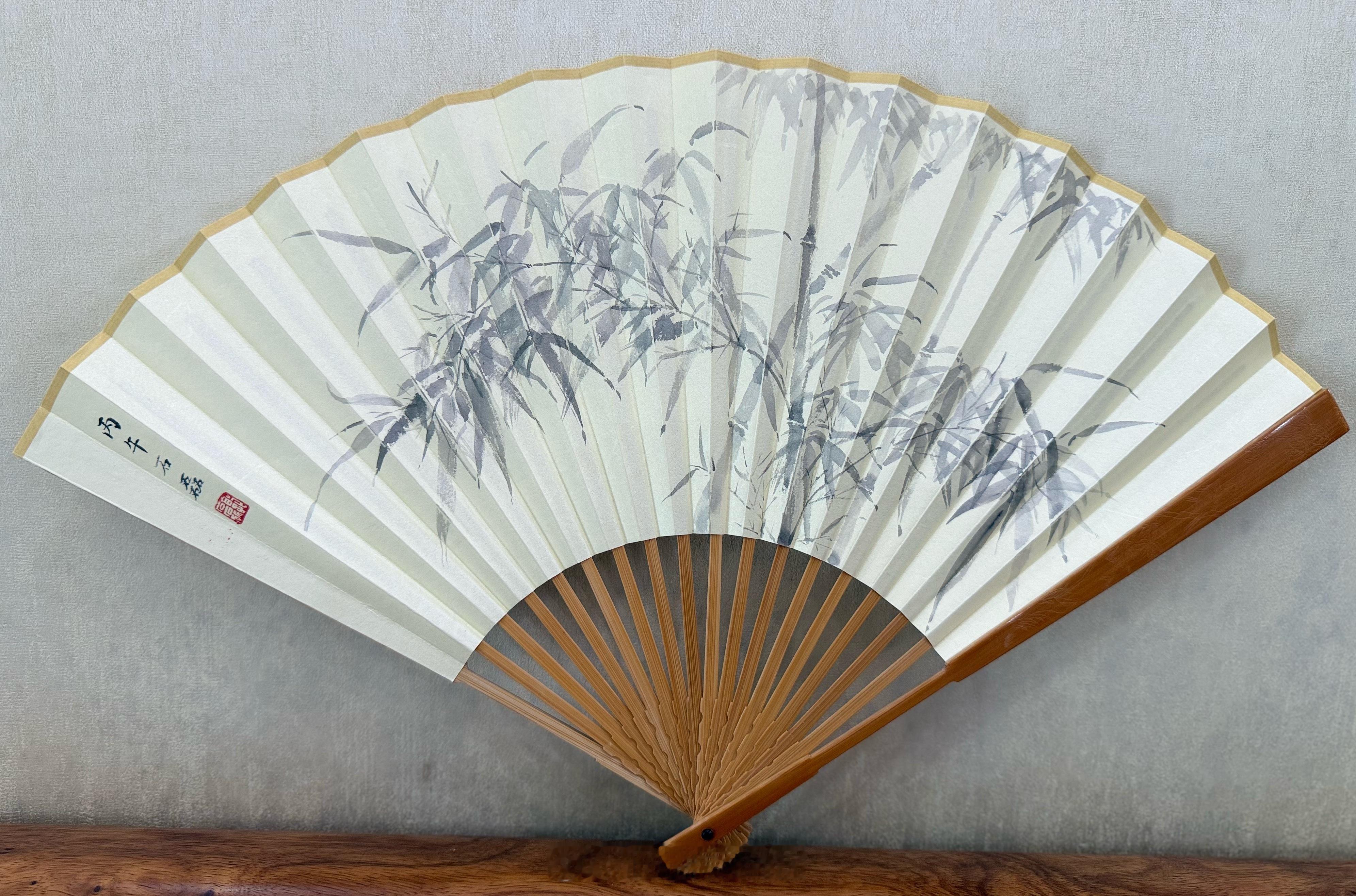 一个上午，画了两个扇面。本来想出去活动活动呢，拿起笔就停不下来，所谓玩物丧志是不