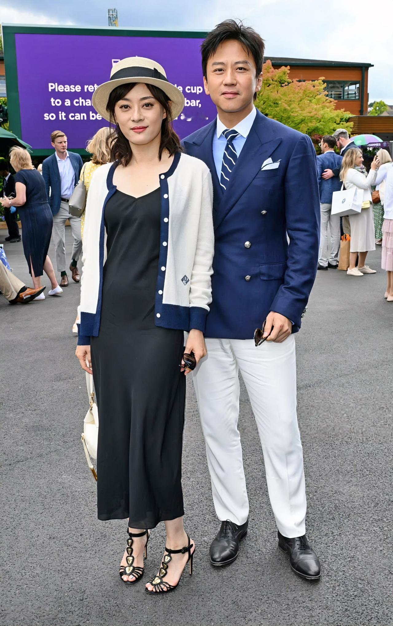 今年孙俪发微博庆祝她跟邓超结婚15周年，她说，今年邓超送她的礼物是一对球拍，看来