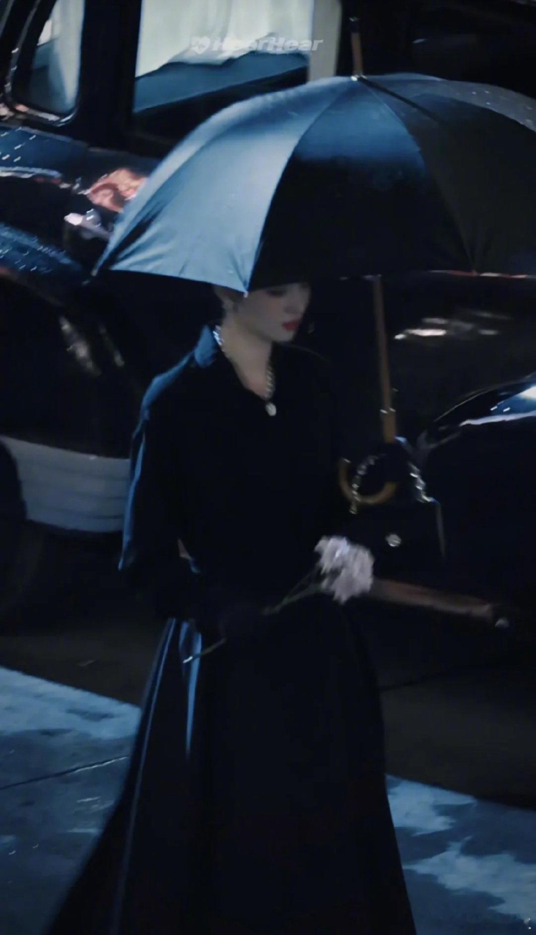 王楚然生图即神图好美的王楚然，氤氲雨夜当中一抹清冷孤寂的身影，从不笑到笑都别有一