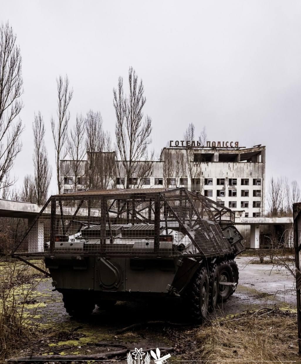 在切尔诺贝利驻守的乌军和他们的btr70。看来没几个人嘛。

这里也不需要什么人