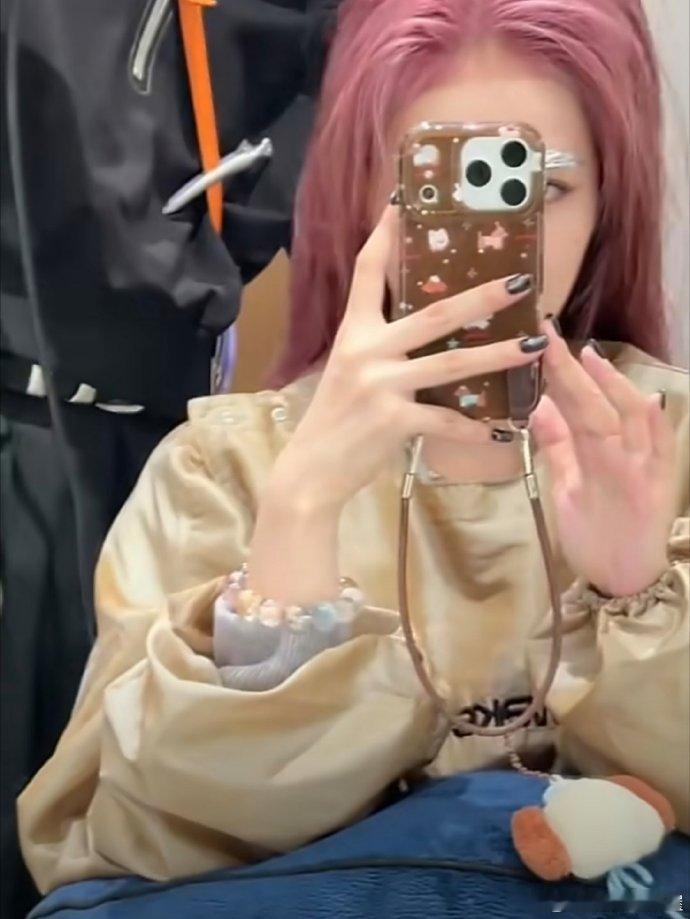 白鹿戴了粉丝送的水晶手串白鹿手串的每一颗珠子代表一个角色白鹿 vlog 戴粉丝定