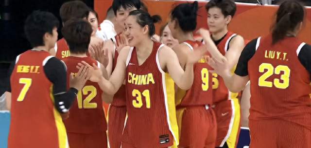 女篮65分大胜迎开门红！点名表扬6人，杨舒予头功1人奇兵