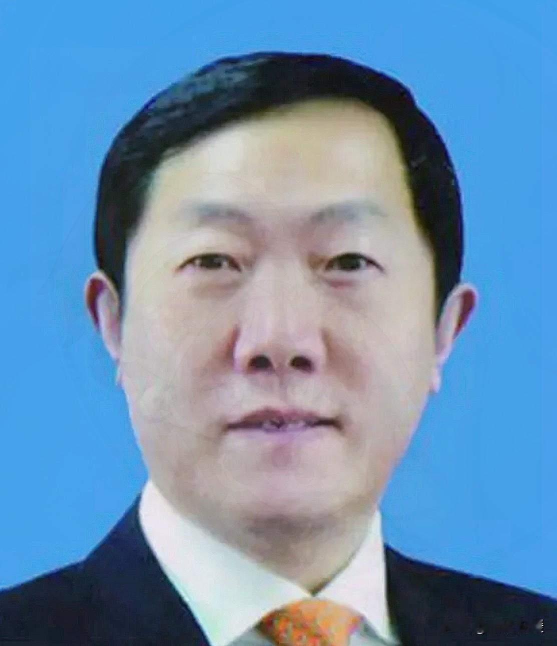 干了整整42年，谁能想到临近退休，接受审查调查。

可真正让人警醒的，不是“退休