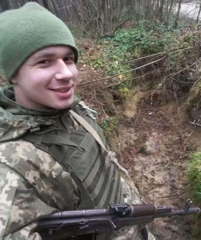 俄乌战争乌克兰第一个英雄称号获得者，这名乌军士兵确实是很有胆色，在俄军大批装甲集