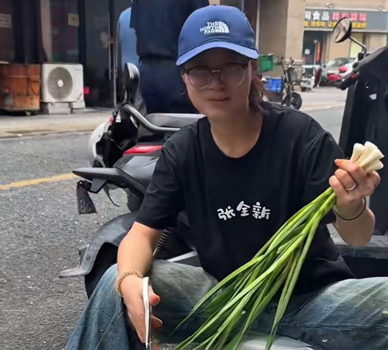 什么是涉世未深的清纯遇到了深知世事不易的善良。江西一牛肉汤老板找了一位暑期打工的