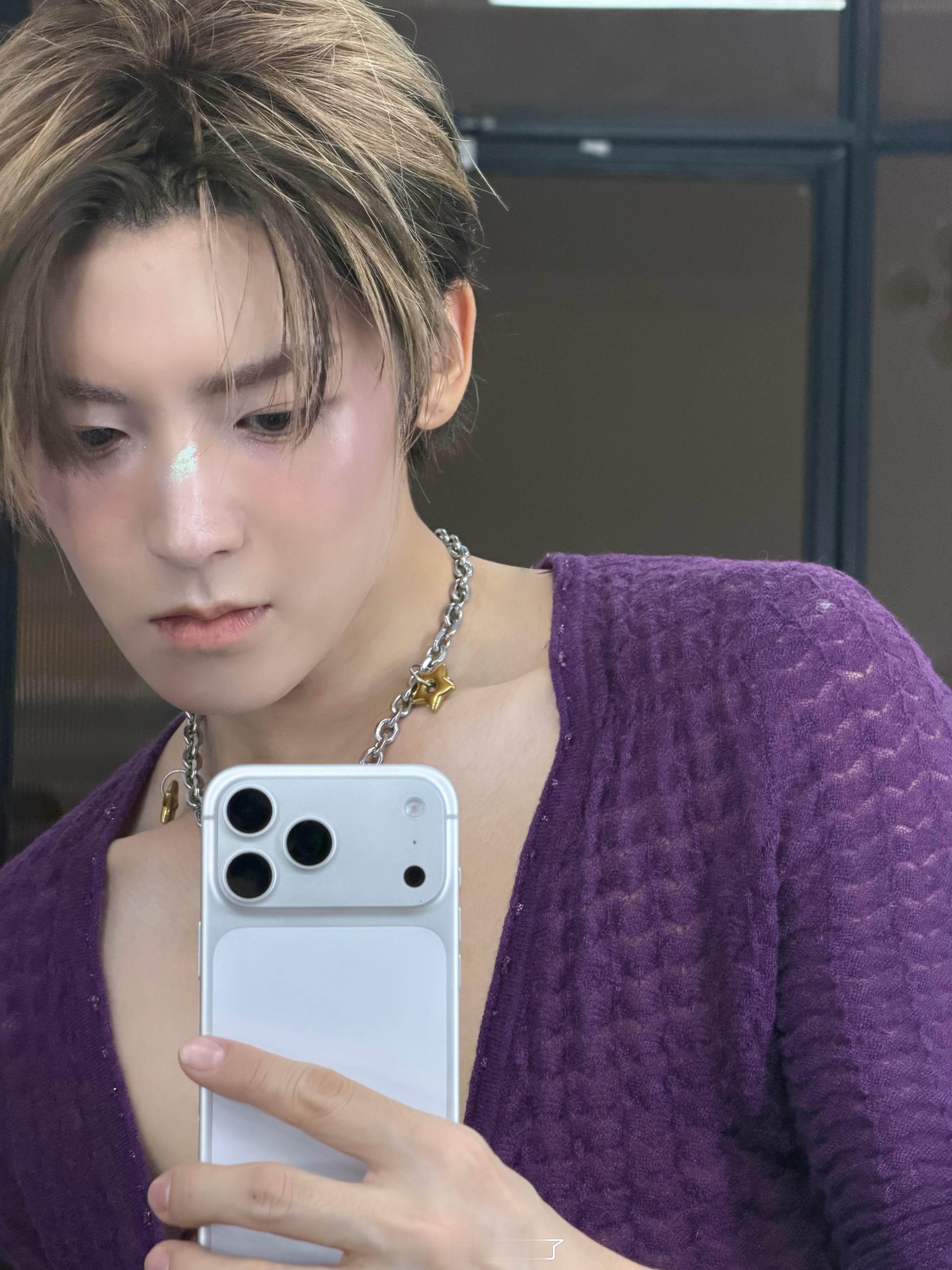 紫色的侯明昊好魅惑，各种库存多发、爱看 