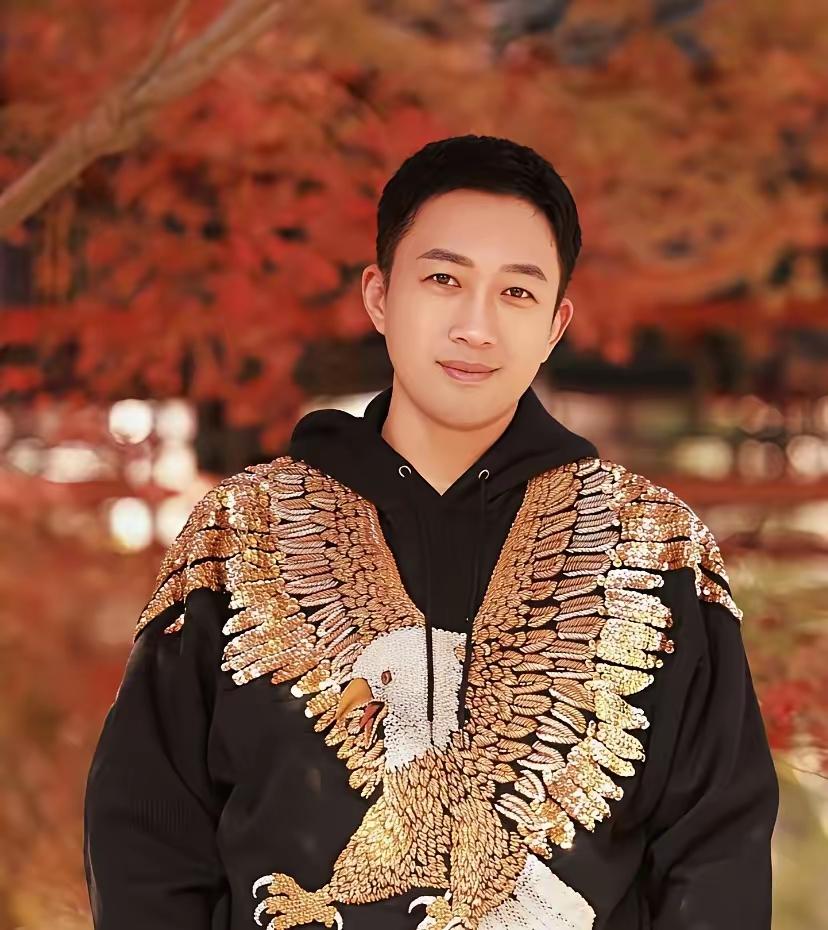 于正最近的焦虑，几乎都写在了明面上。
 
但这份焦灼的源头，从来不是《玉茗茶骨》