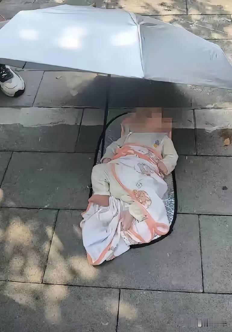 福州弃婴火了！！！
 
8月14日正午，福州福利院门口的监控拍下了一个画面。
 