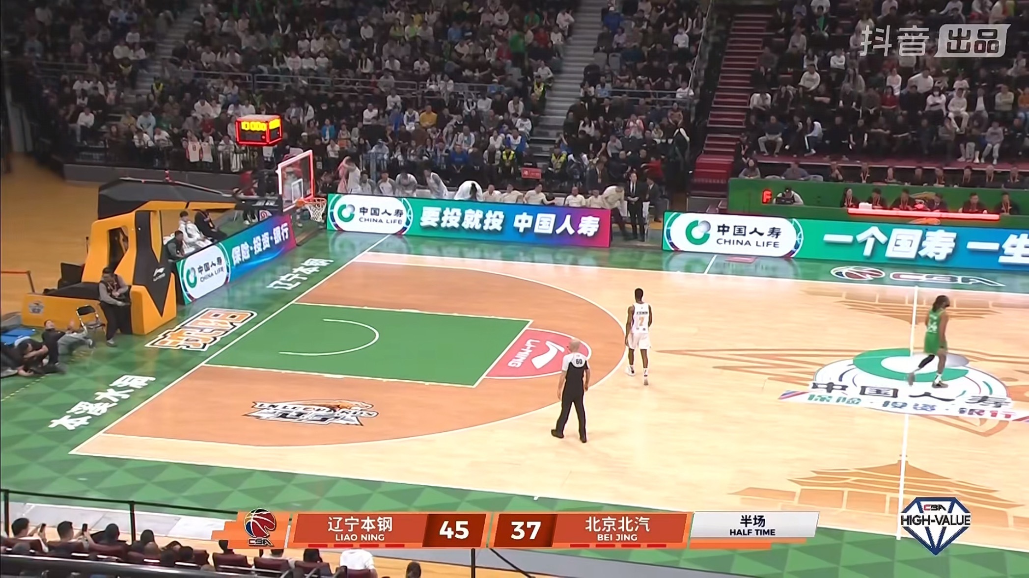 辽宁队主场对北京首钢半场比赛结束辽宁队暂时领先8分辽宁男篮vs北京男篮辽宁男篮