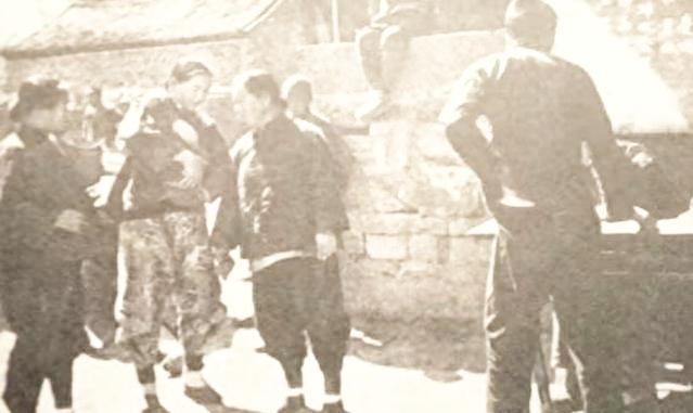 1953年，民兵连长秦改朝在南京出差，走到雨花台附近街巷，听见一对卖烟的商贩夫妻