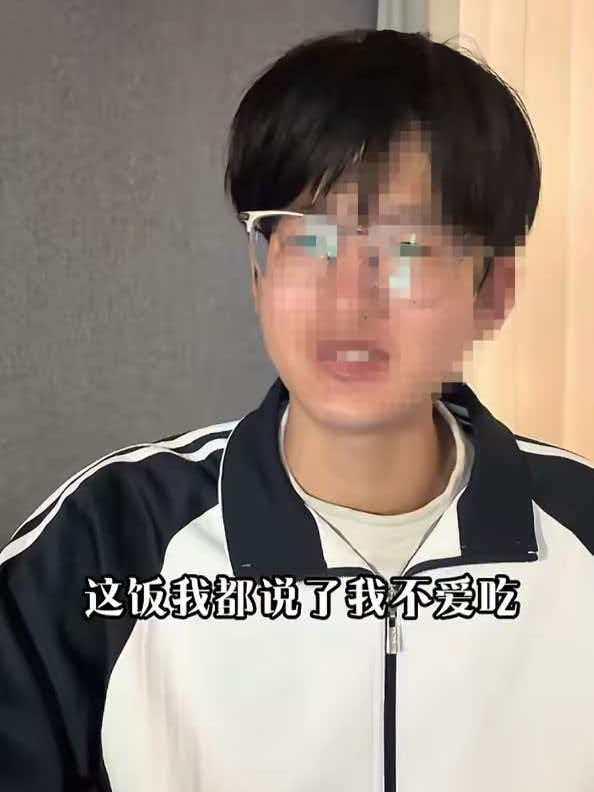 河南省某高中的雨下的很大，学校临时举行活动，全班四十多个学生中午不能回家吃饭，几