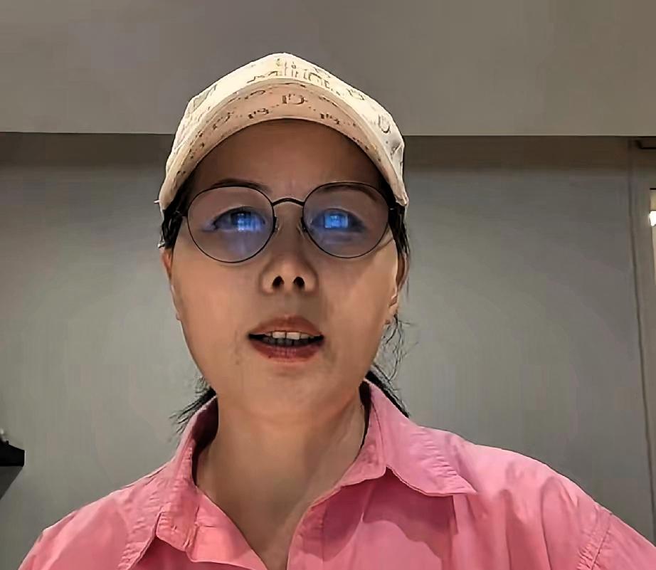 小杨阿姨说的。说是姐弟俩要来了，，就待一周，春节要赶回台湾的，所有人都在想，这到