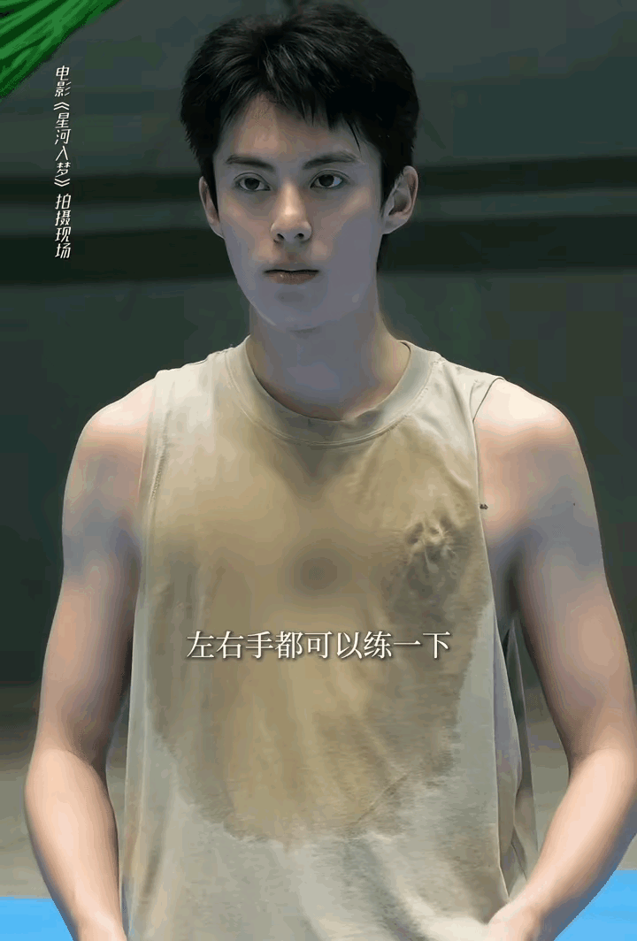 王鹤棣真是天赋异禀，动作导演动作分解还没有说完，他马上就做出来了转刀动作。而且还