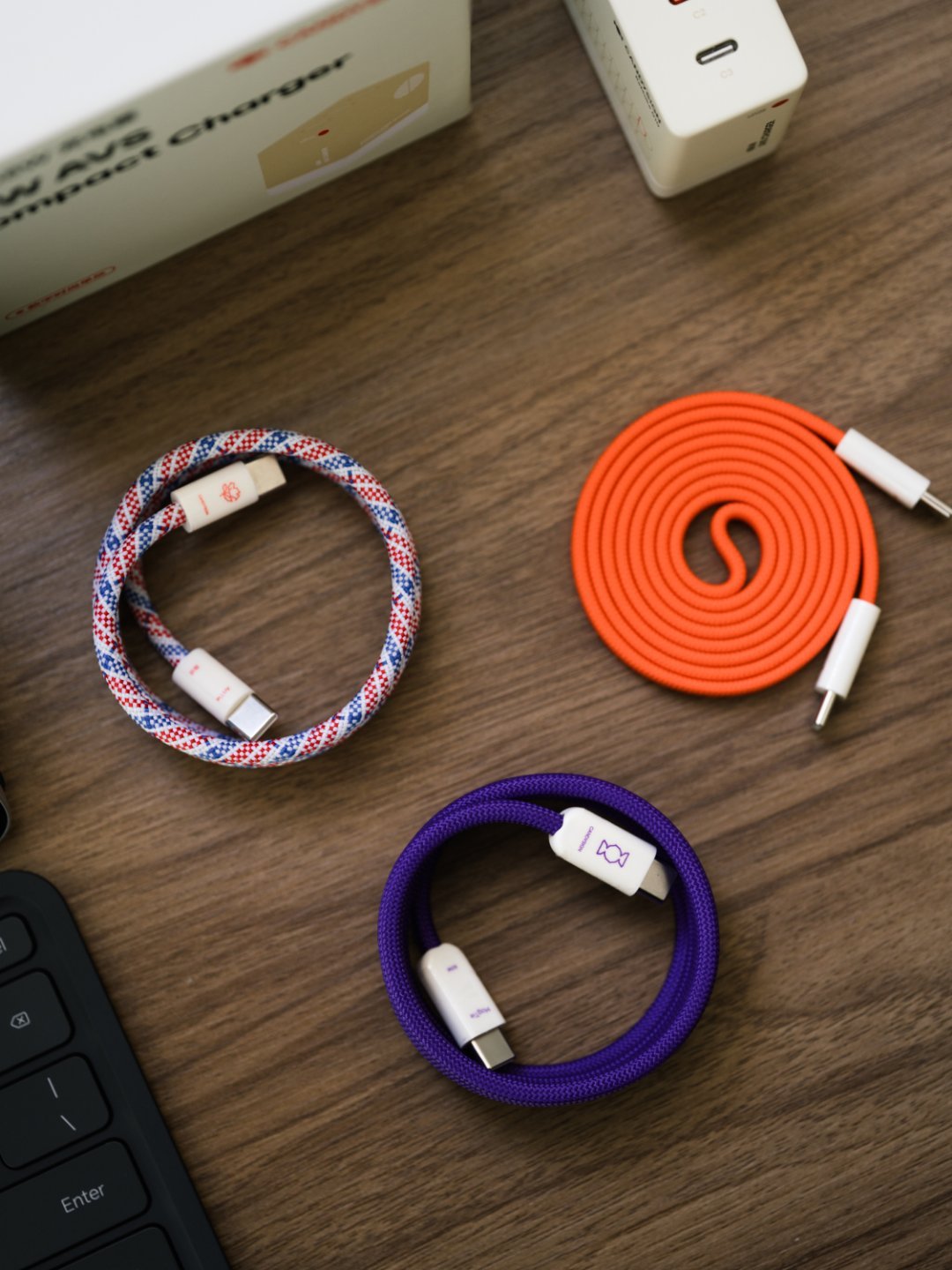 硬糖的贴贴线、卷卷线，都是相当好用的，现在随行是必备了。扁线对于小包来说携带更加