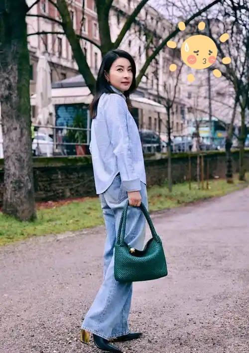 她蹲在菜摊前挑青菜，卫衣牛仔裤，手机扫个优惠券，没墨镜没保镖。
没人喊她跳水冠军