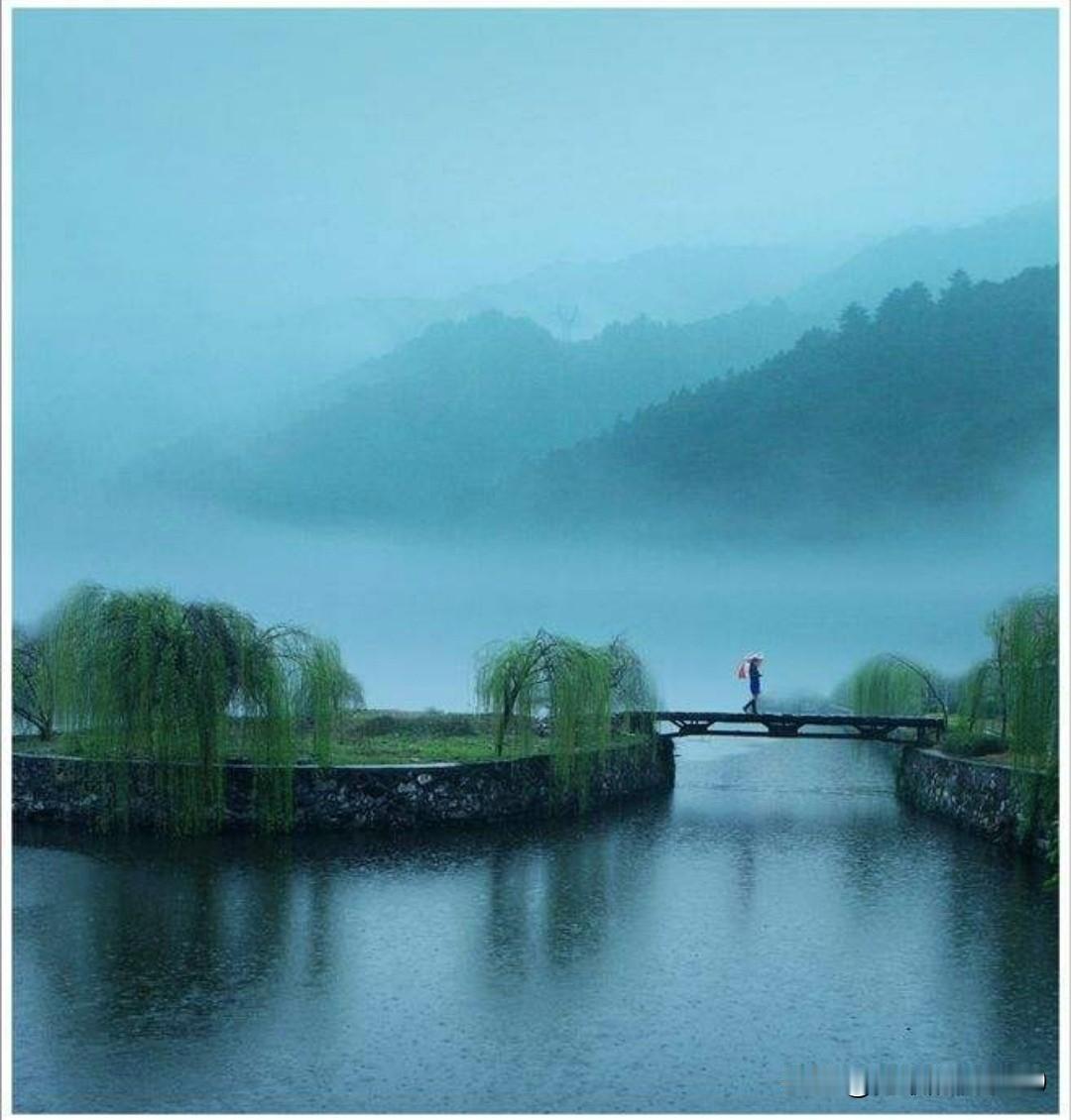 雨中漫步山水间，感觉美妙至极。雨滴落在树叶上沙沙作响，似奏响一曲动听乐章。
我曾