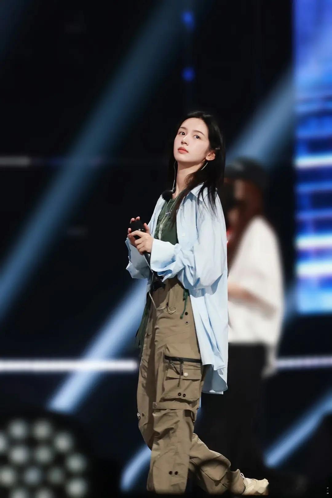 #周也[超话]#好喜欢也子身上这股劲儿，而且她一直都在用心打磨自己，真诚的对待每