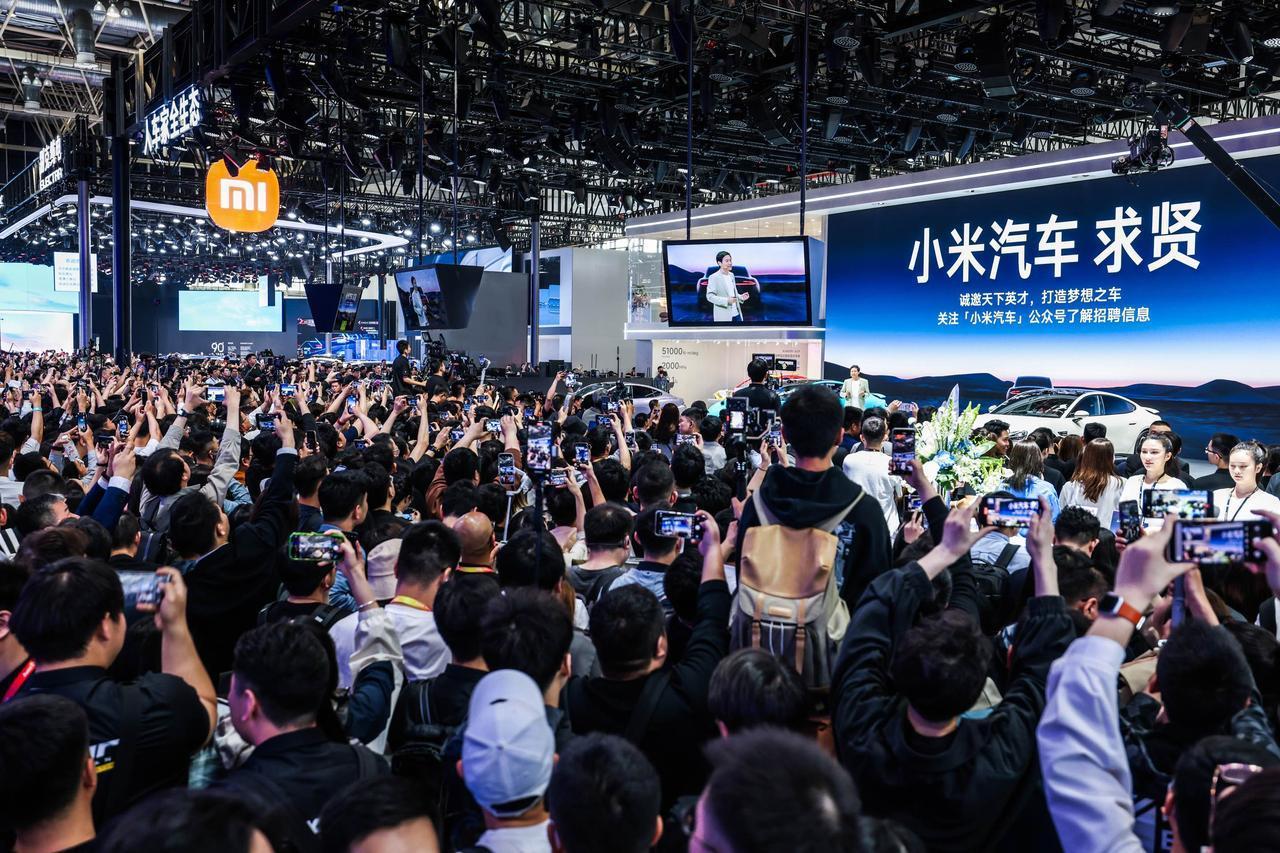 小米首次以汽车厂商参展，没想到现场被围的水泄不通，交付量更是惊人。
在今日盛大的