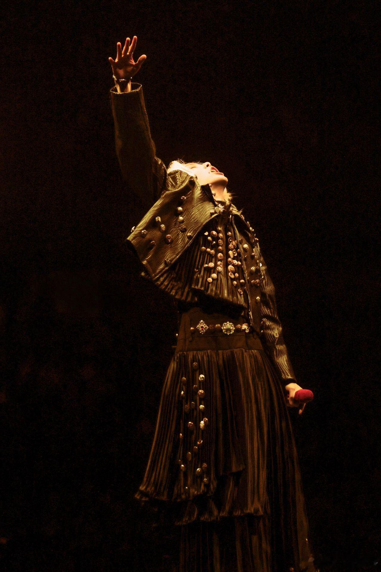 律师解读华晨宇演唱会选址争议 环保不是空话。主办方全程践行绿色理念，舞台使用可降